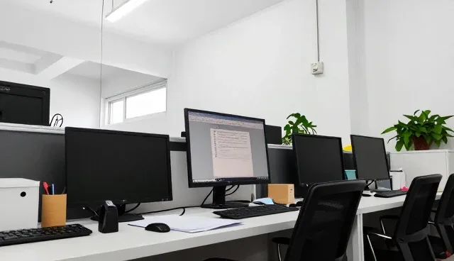 制造业线上店铺运营中智能办公设备选型的关键考量